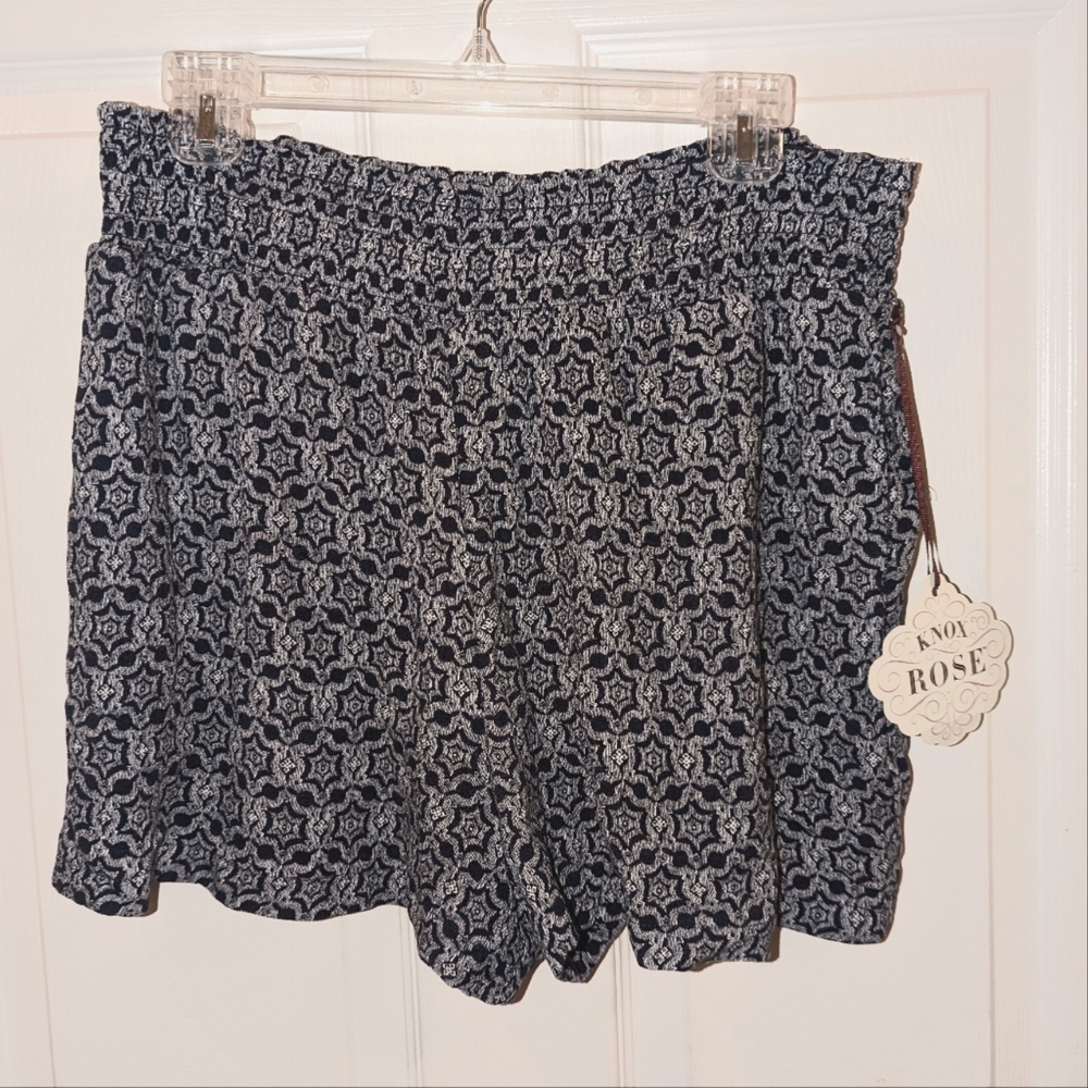 NWT Knox Rose lightweight flowing short